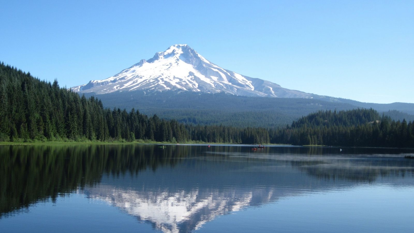 Mountain reflected in a Klamath Lake with clear blue sky
