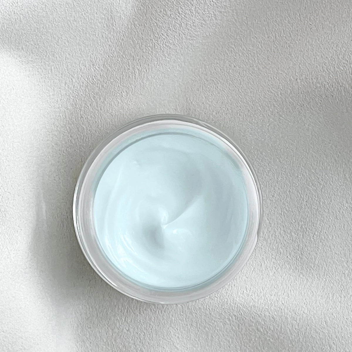 E3Light Creme in a round container on a white background