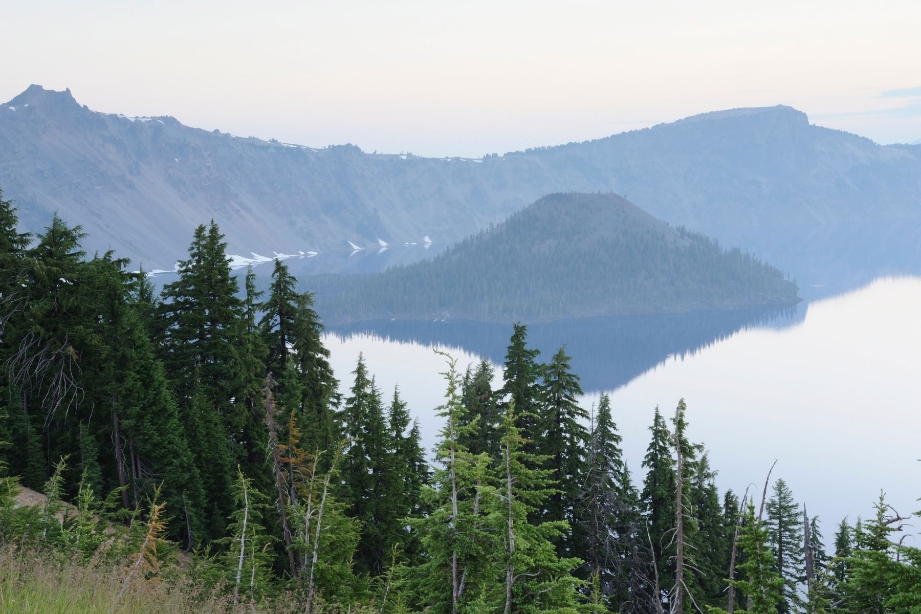 Scenic view of a Klamath Lake surrounded by mountains and trees